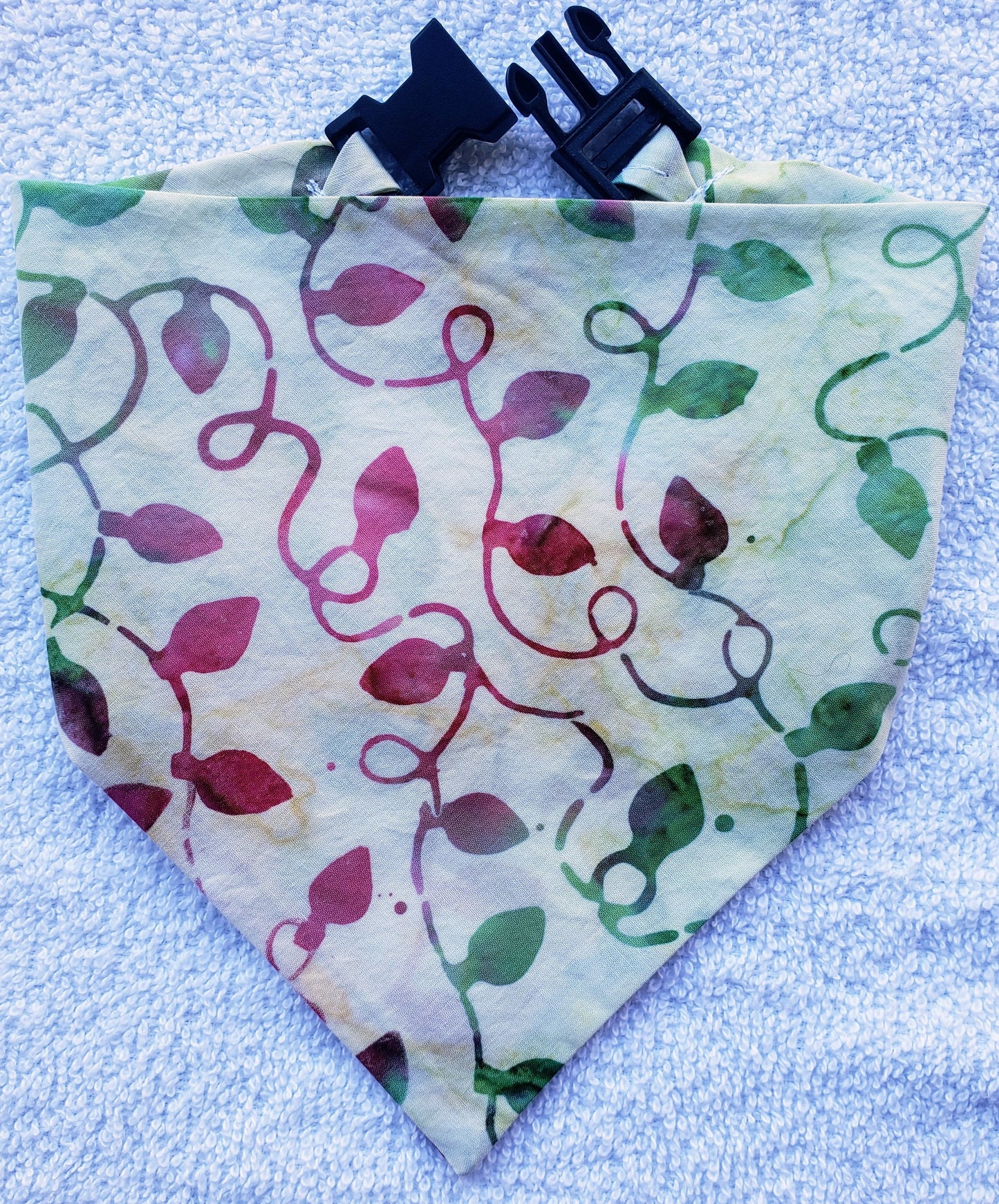 Clip on Dog Bandana With Buckle Pet Cat Bandanna Scarf Christmas Lights Batik Cream Red Green String Lights Holiday Winter Handmade to Order