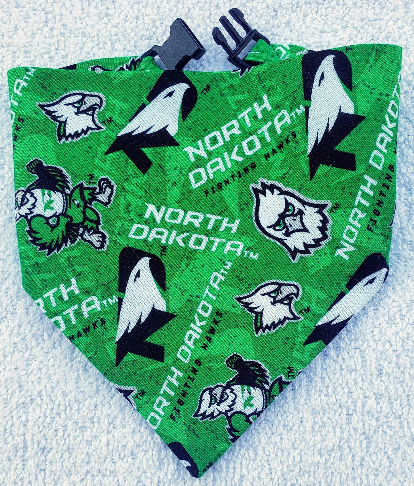 Clip on Dog Bandana With Buckle Pet Cat Bandanna Scarf University of North Dakota FIGHTING HAWKS und Handmade to Order